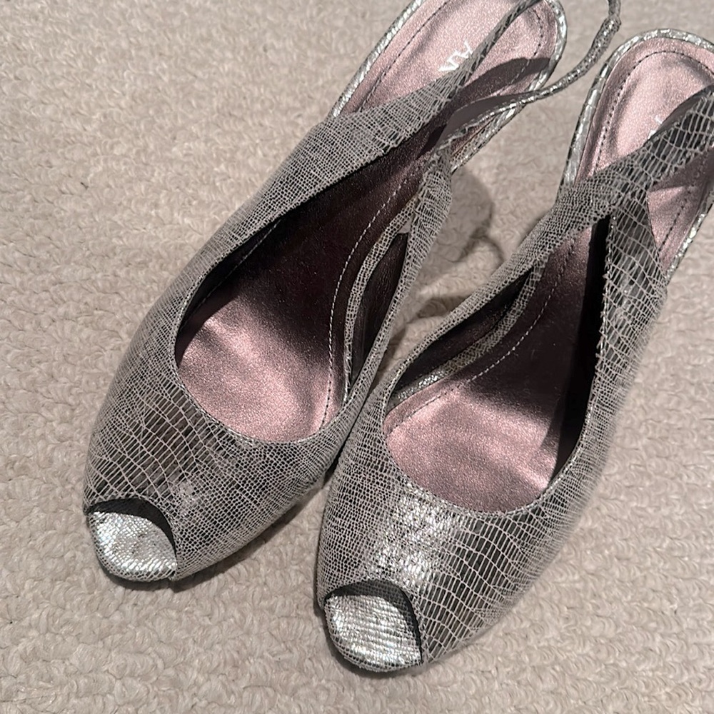 Anne Klein Leather Peep Toe Sling Back Heels 8 Silver